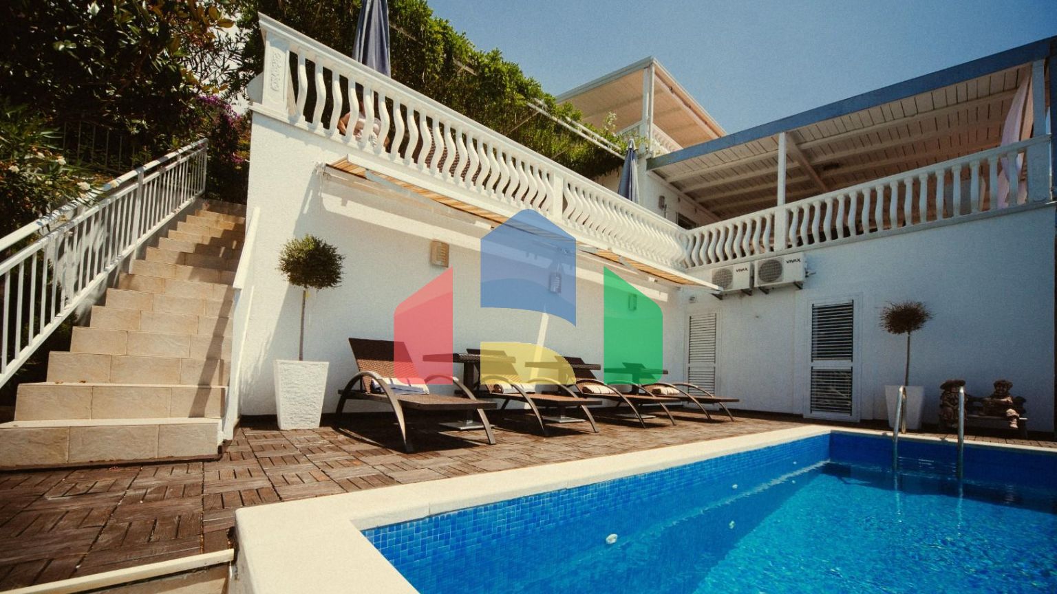 Трехуровневая вилла с бассейном и садом на побережье Черногории