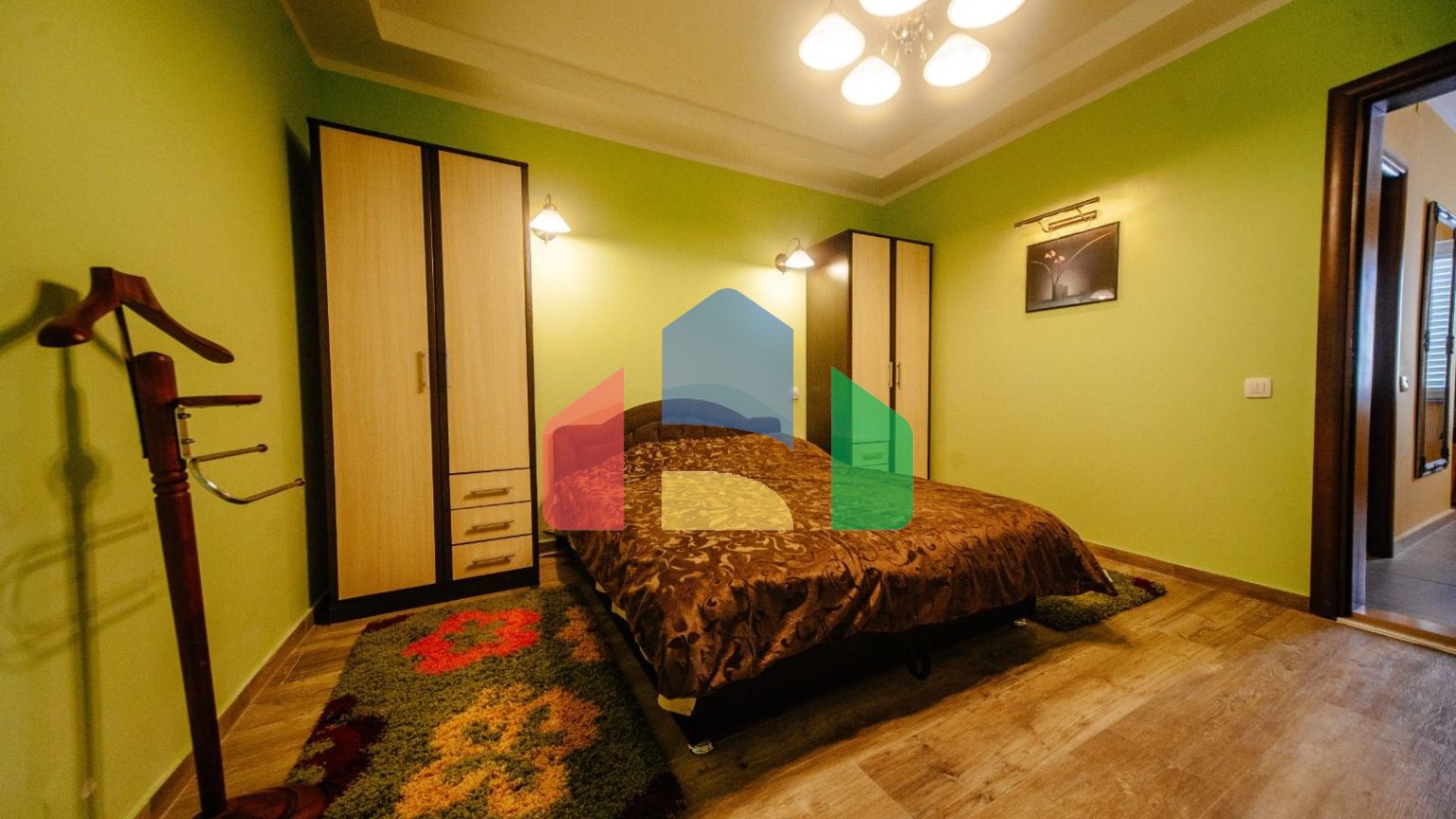 Трехуровневая вилла с бассейном и садом на побережье Черногории