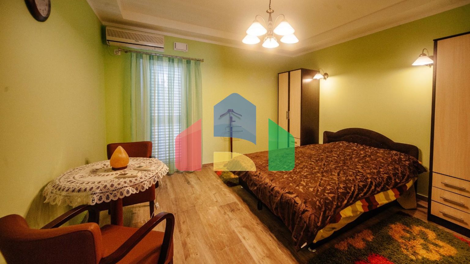 Трехуровневая вилла с бассейном и садом на побережье Черногории