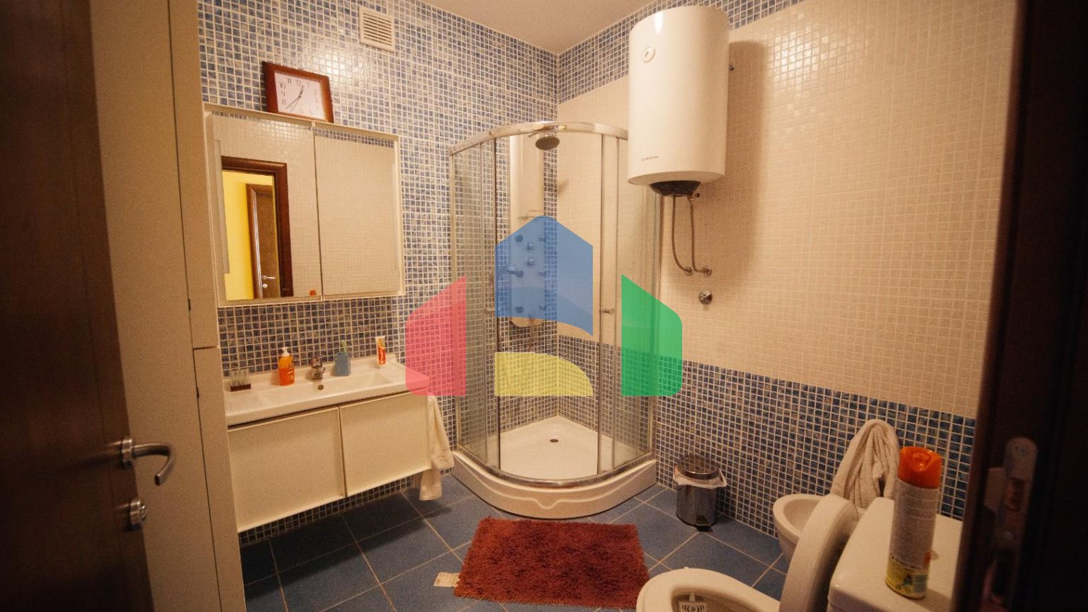 Трехуровневая вилла с бассейном и садом на побережье Черногории