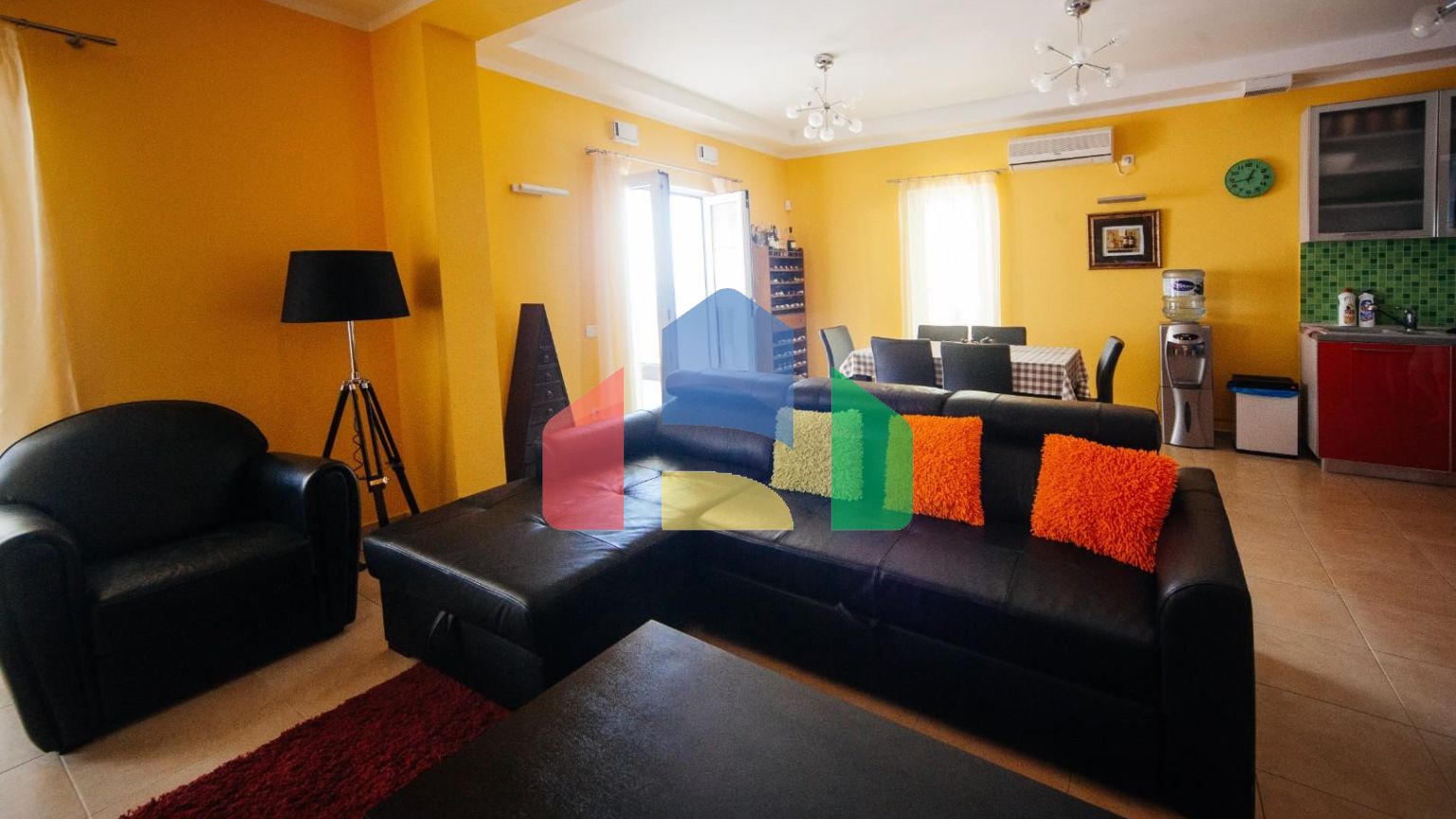 Трехуровневая вилла с бассейном и садом на побережье Черногории