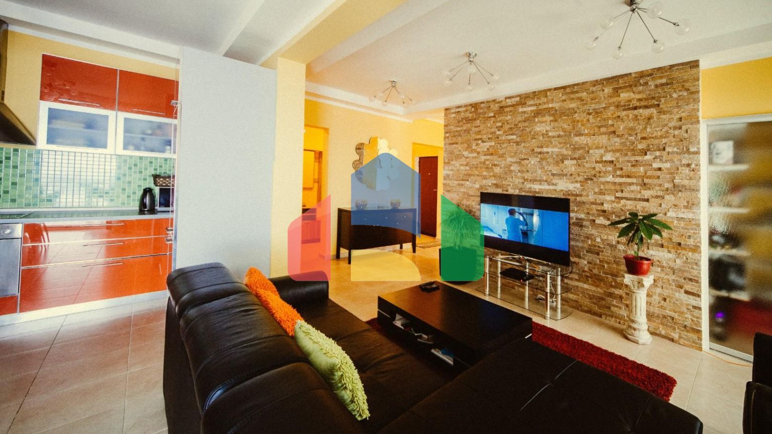 Трехуровневая вилла с бассейном и садом на побережье Черногории