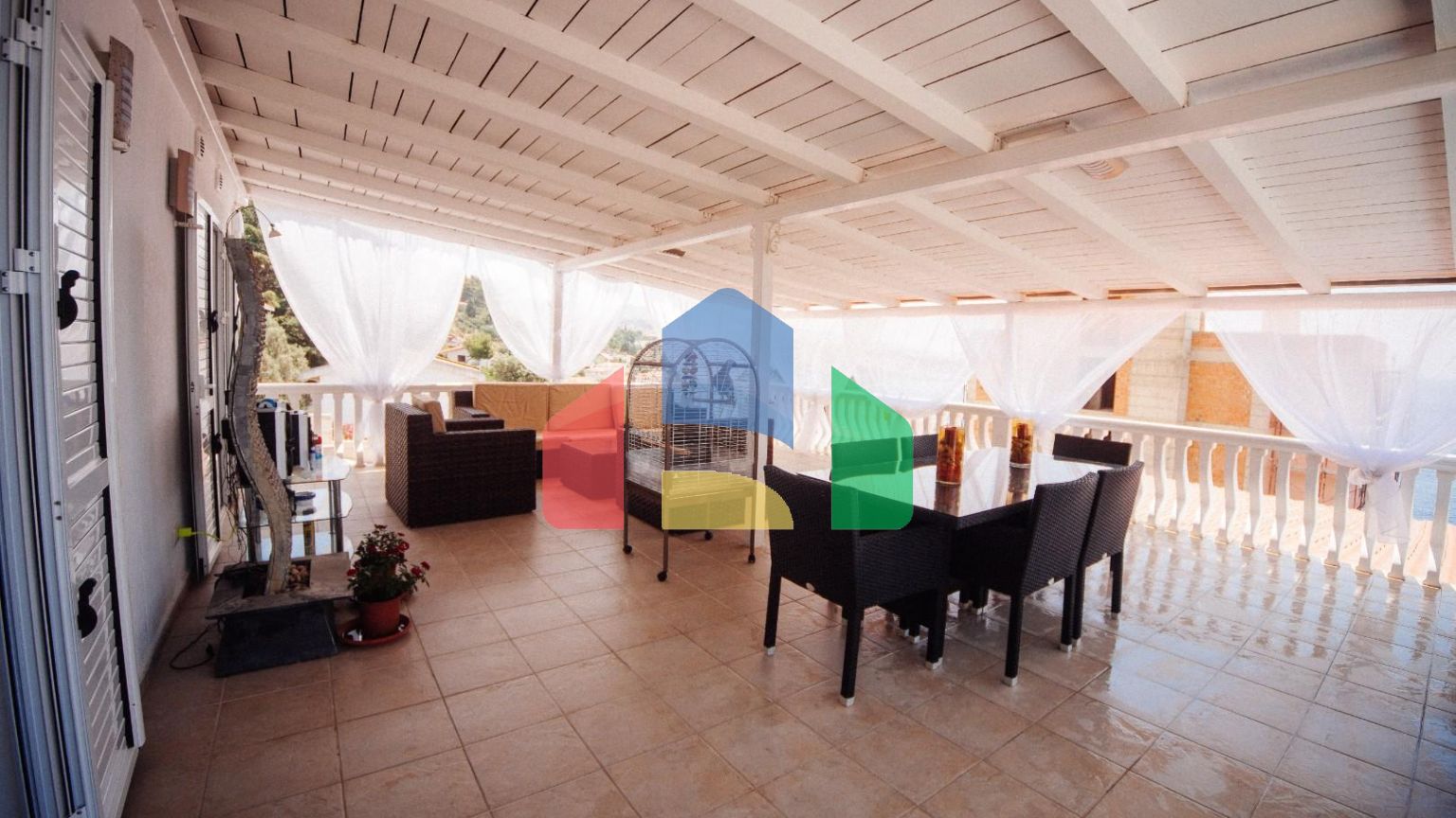 Трехуровневая вилла с бассейном и садом на побережье Черногории