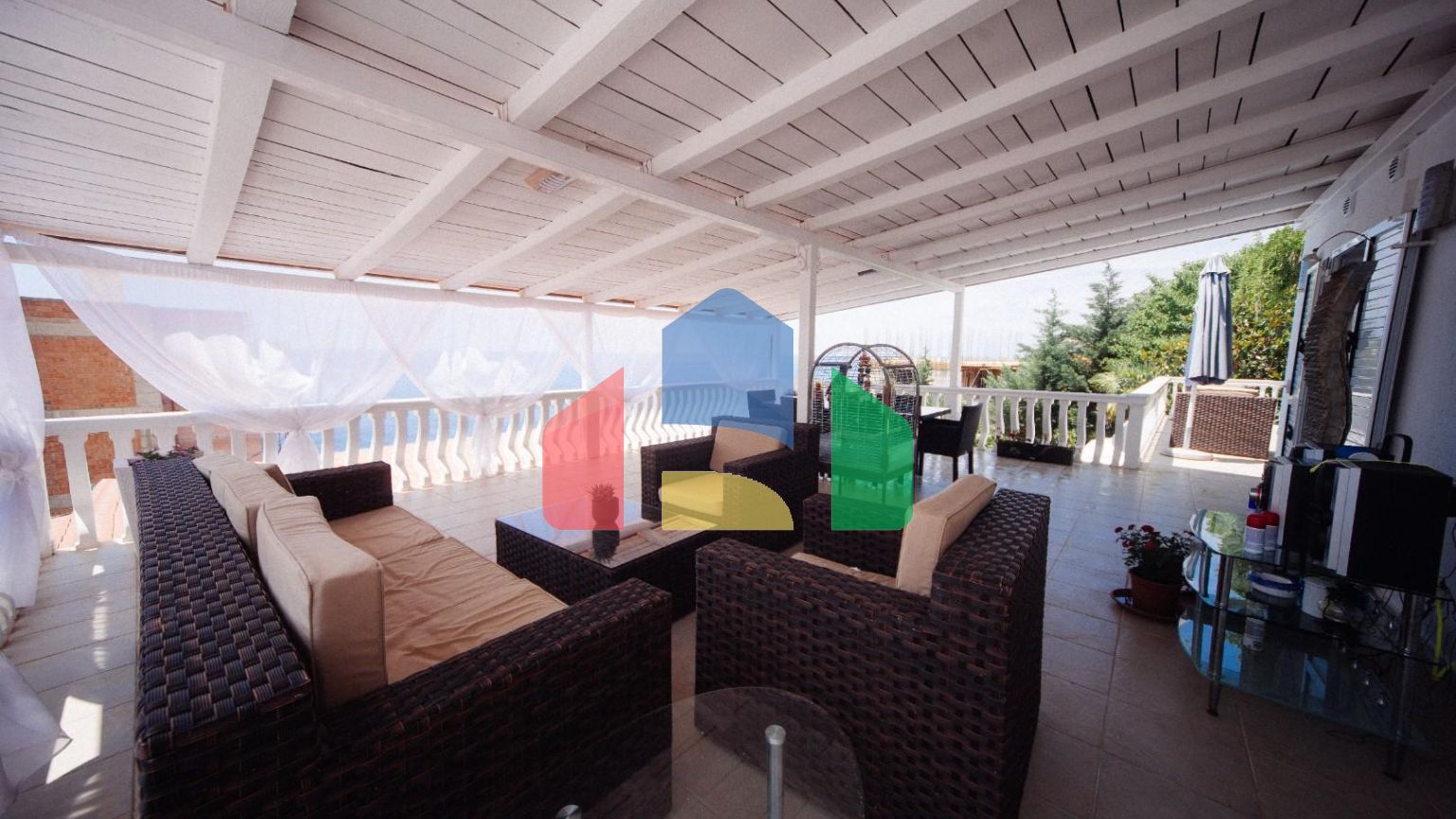 Трехуровневая вилла с бассейном и садом на побережье Черногории