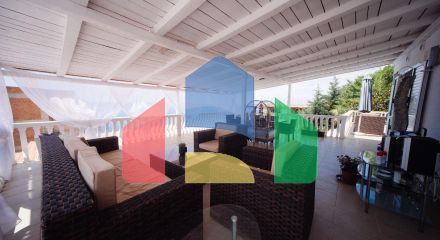 Трехуровневая вилла с бассейном и садом на побережье Черногории Трехуровневая вилла с бассейном и садом на побережье Черногории