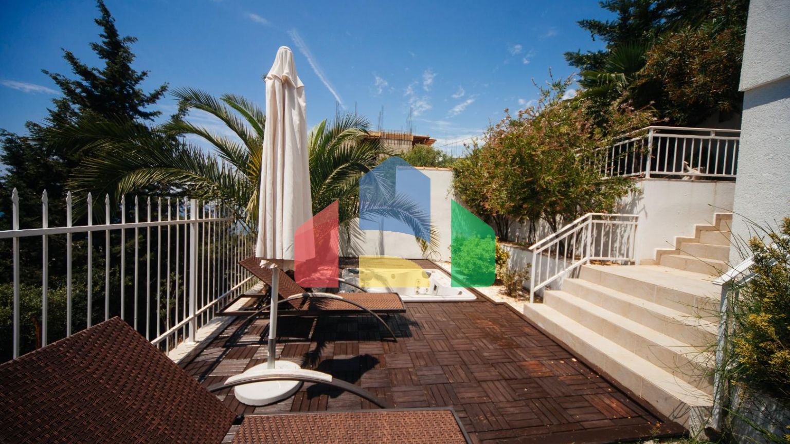 Трехуровневая вилла с бассейном и садом на побережье Черногории