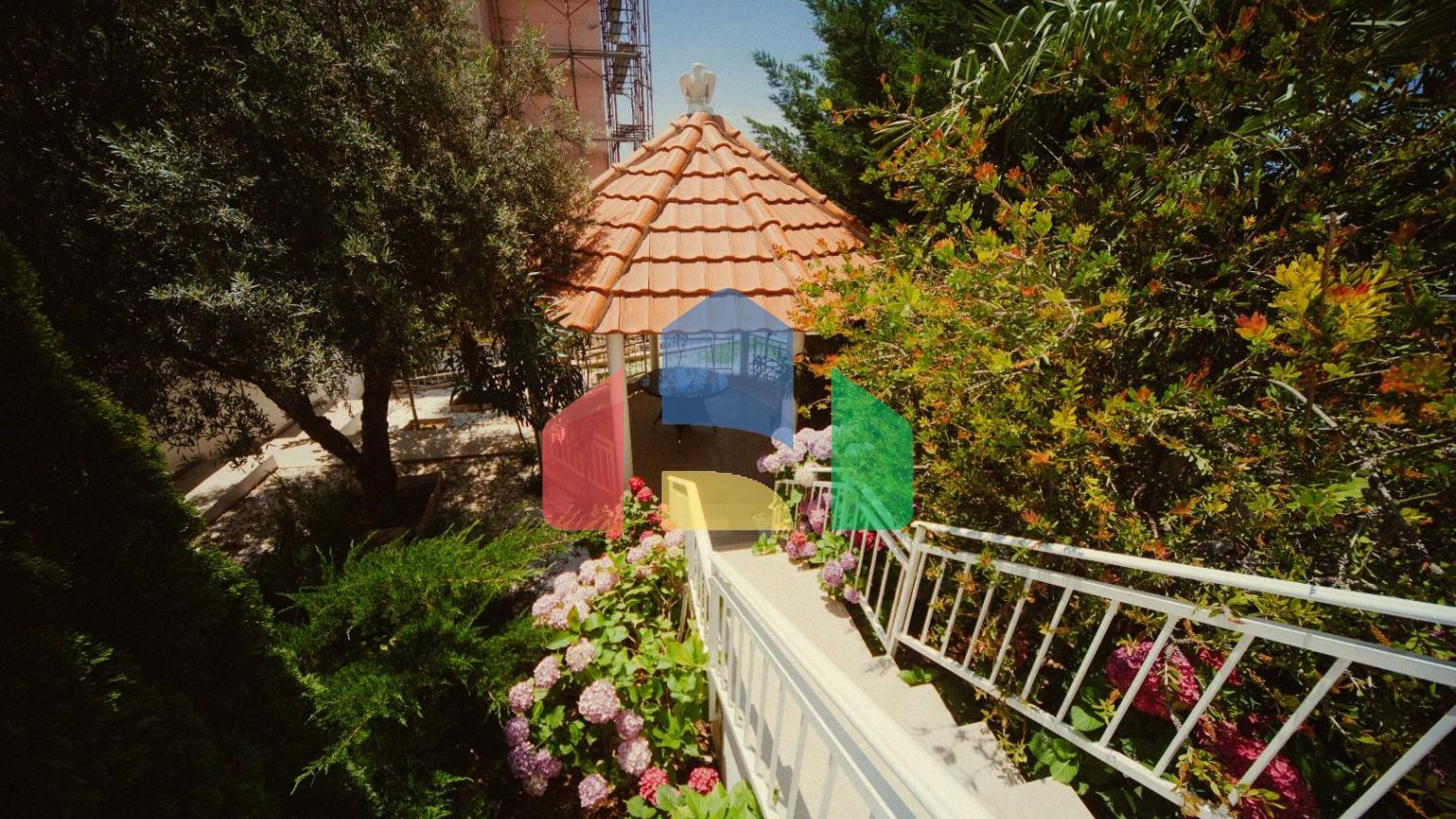 Трехуровневая вилла с бассейном и садом на побережье Черногории