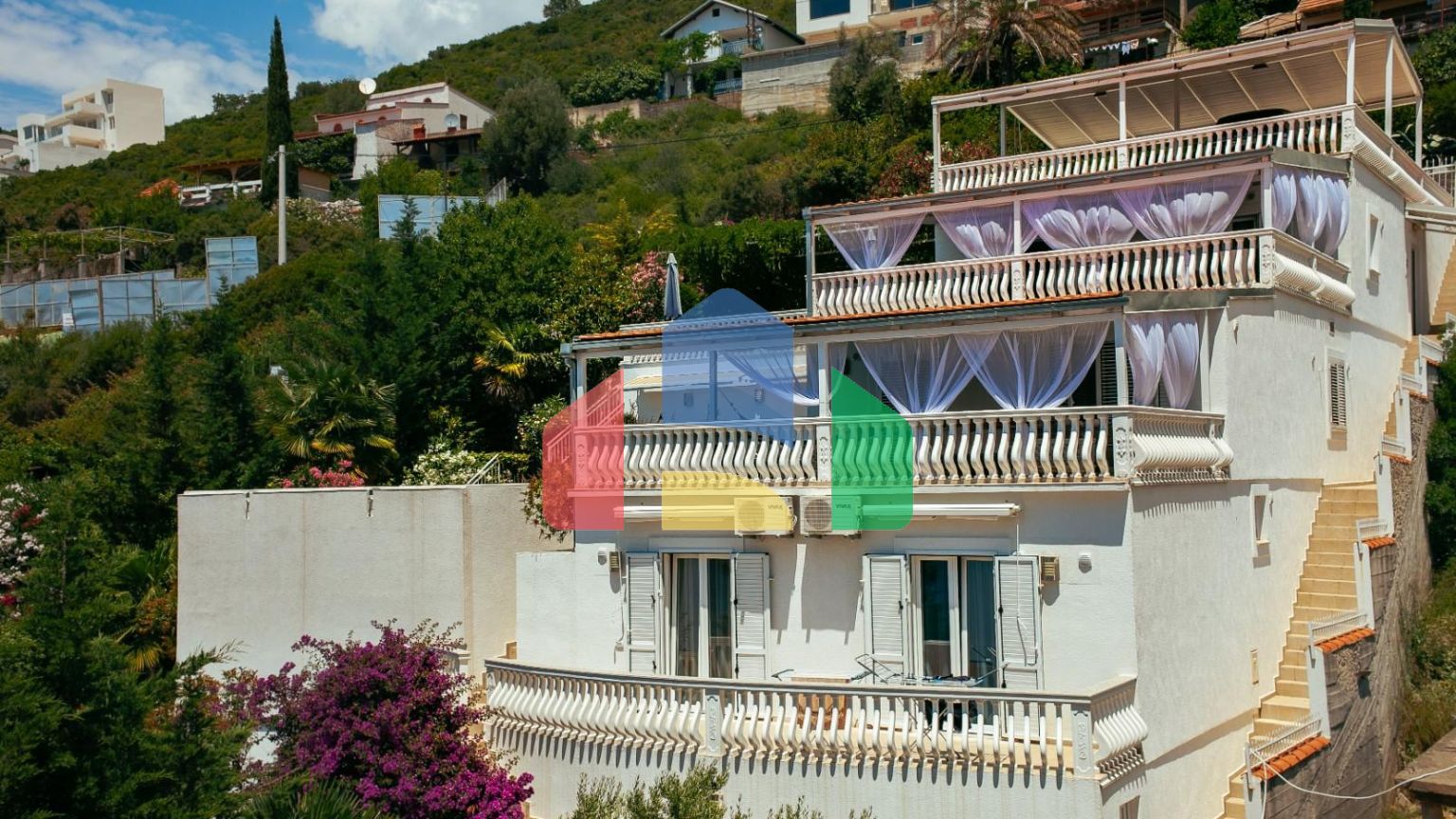 Трехуровневая вилла с бассейном и садом на побережье Черногории