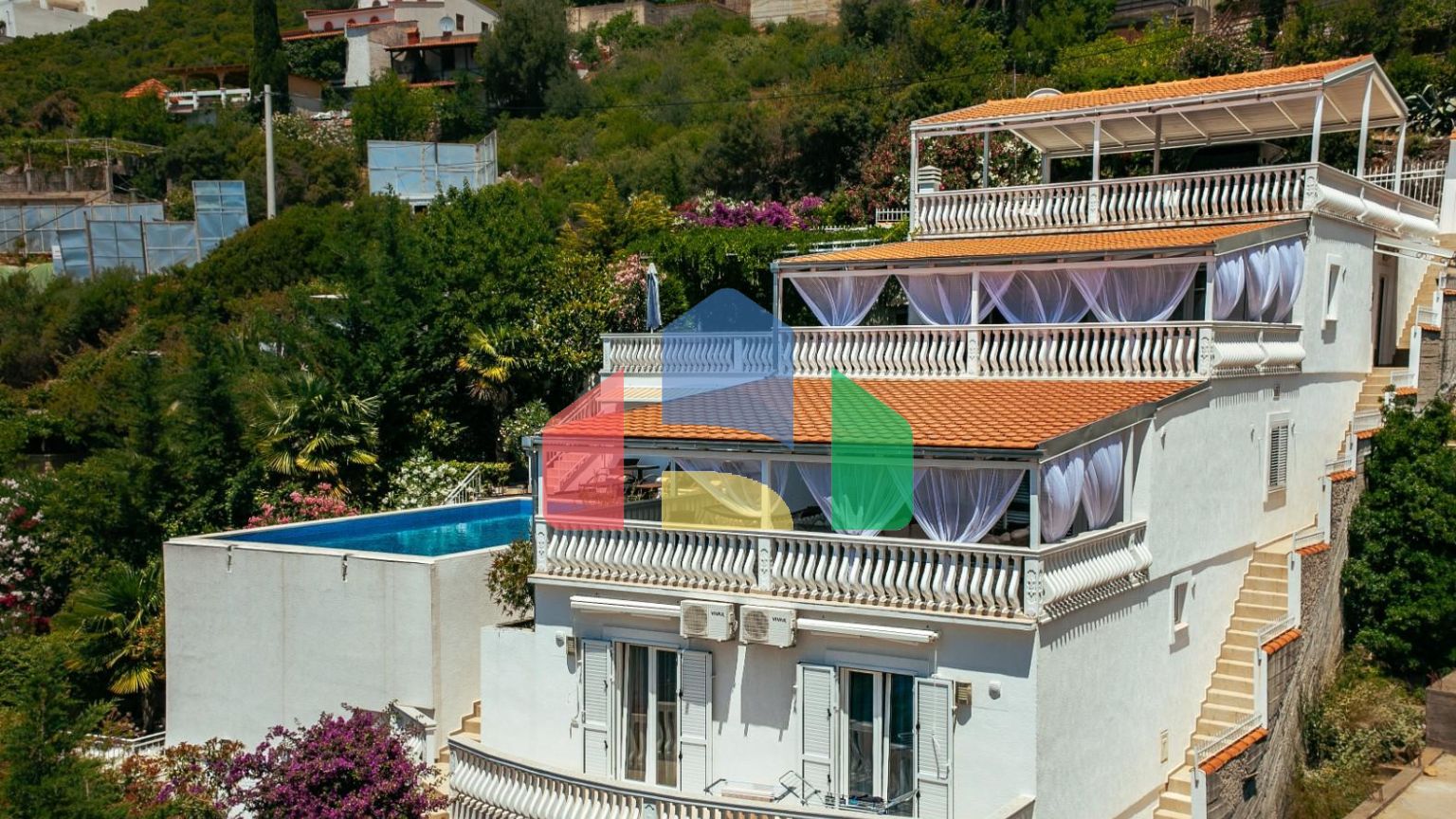 Трехуровневая вилла с бассейном и садом на побережье Черногории