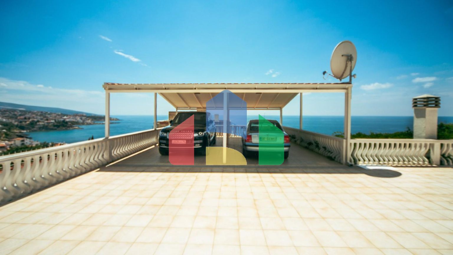 Трехуровневая вилла с бассейном и садом на побережье Черногории