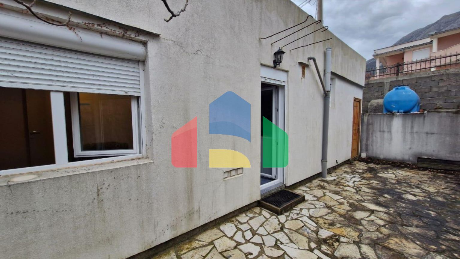 Продается уютный одноэтажный дом в туристическом поселке Добра Вода, готов к проживанию.