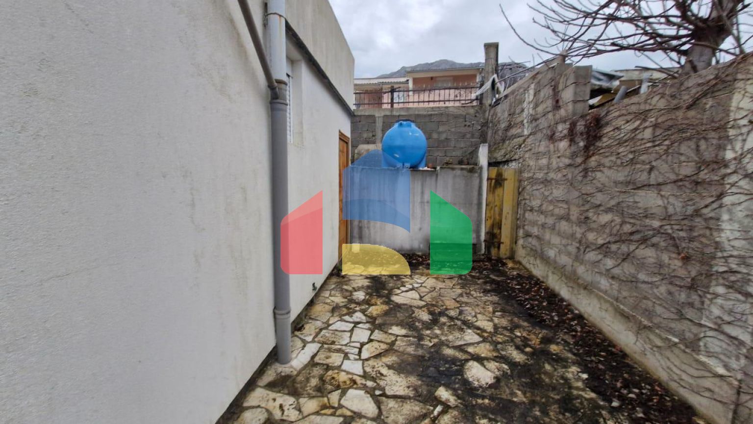 Продается уютный одноэтажный дом в туристическом поселке Добра Вода, готов к проживанию.