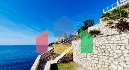 Вилла на первой береговой линии с собственным пляжем и бассейном