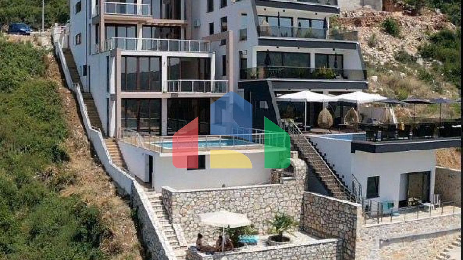 Вилла на первой береговой линии с собственным пляжем и бассейном