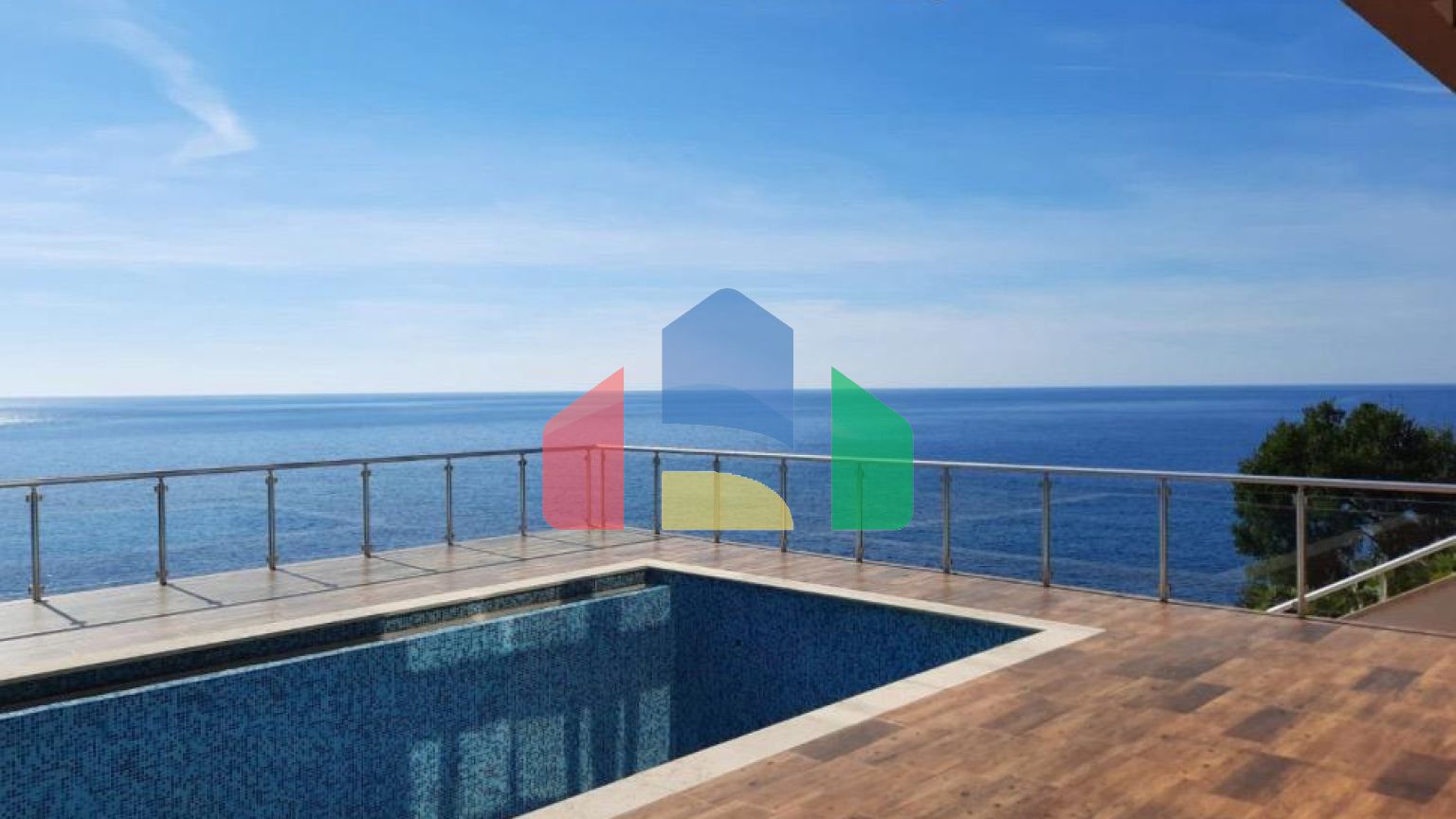 Вилла на первой береговой линии с собственным пляжем и бассейном