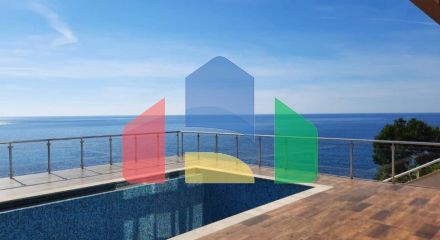 Вилла на первой береговой линии с собственным пляжем и бассейном