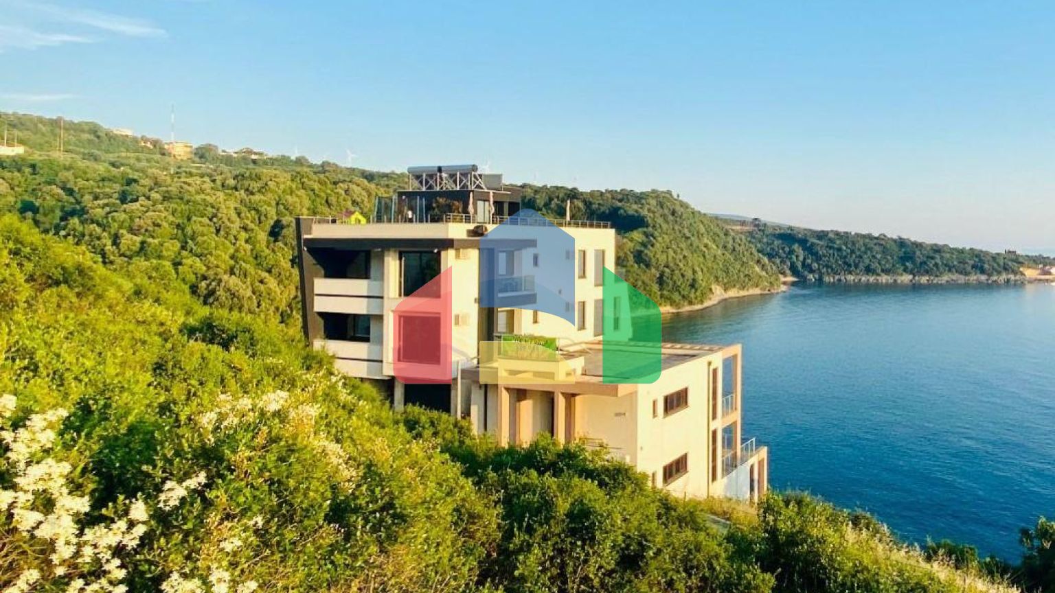 Вилла на первой береговой линии с собственным пляжем и бассейном