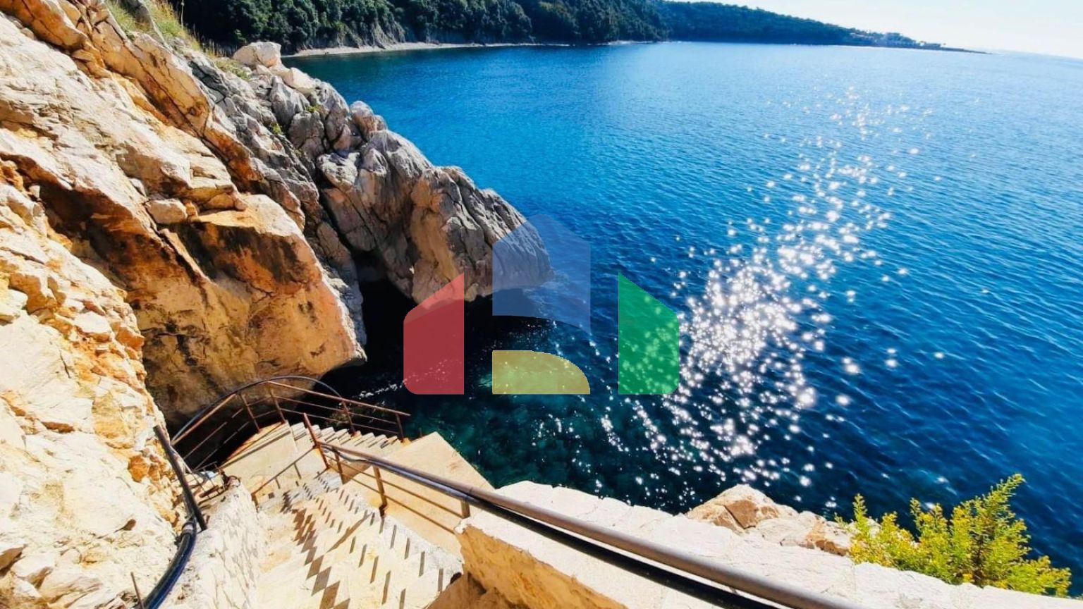 Вилла на первой береговой линии с собственным пляжем и бассейном