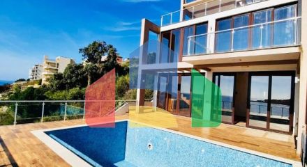 Вилла на первой береговой линии с собственным пляжем и бассейном