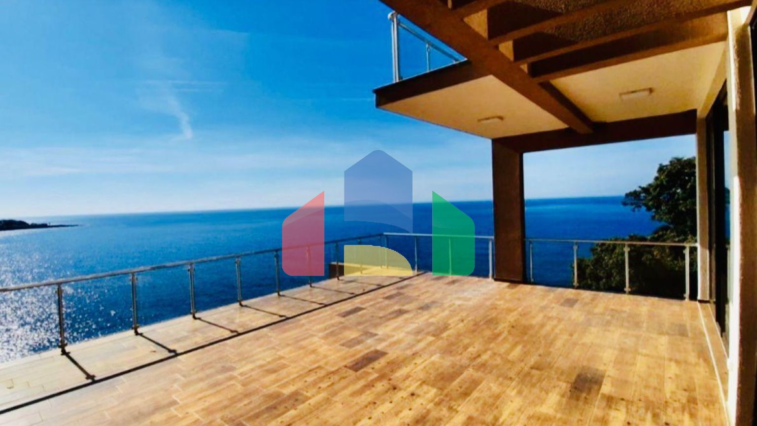 Вилла на первой береговой линии с собственным пляжем и бассейном