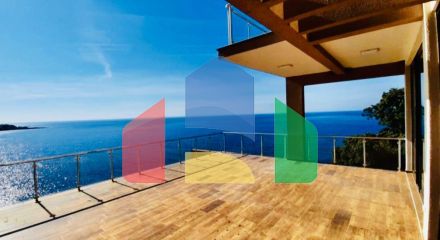 Вилла на первой береговой линии с собственным пляжем и бассейном