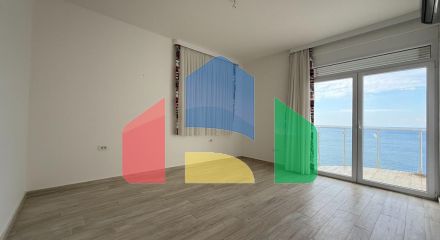 Квартира с 2 спальнями на первой линии в посёлке Добра Вода