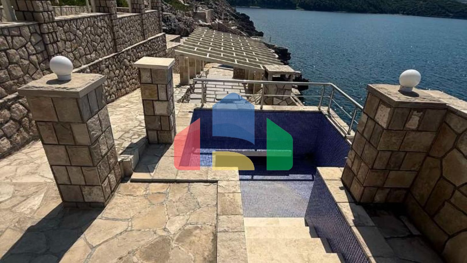 Квартира с 2 спальнями на первой линии в посёлке Добра Вода