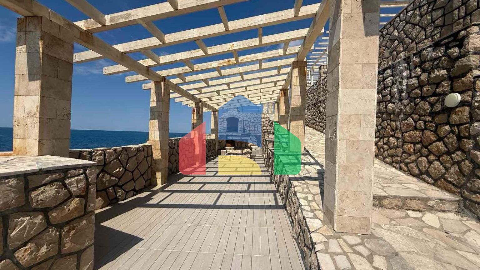 Квартира с 2 спальнями на первой линии в посёлке Добра Вода