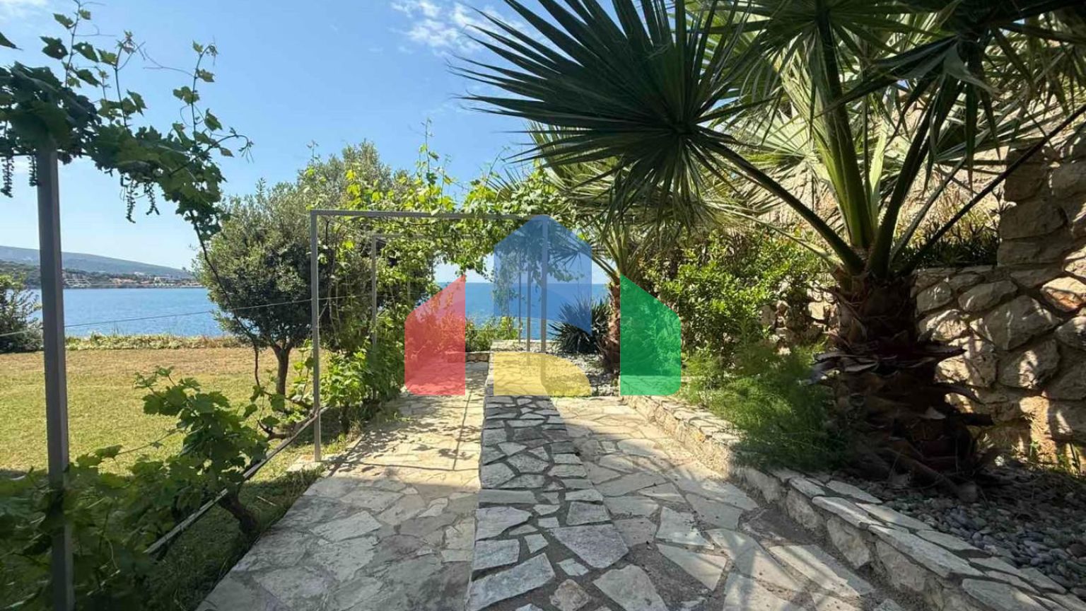 Квартира с 2 спальнями на первой линии в посёлке Добра Вода