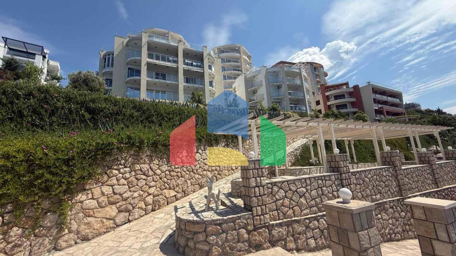 Квартира с 2 спальнями на первой линии в посёлке Добра Вода