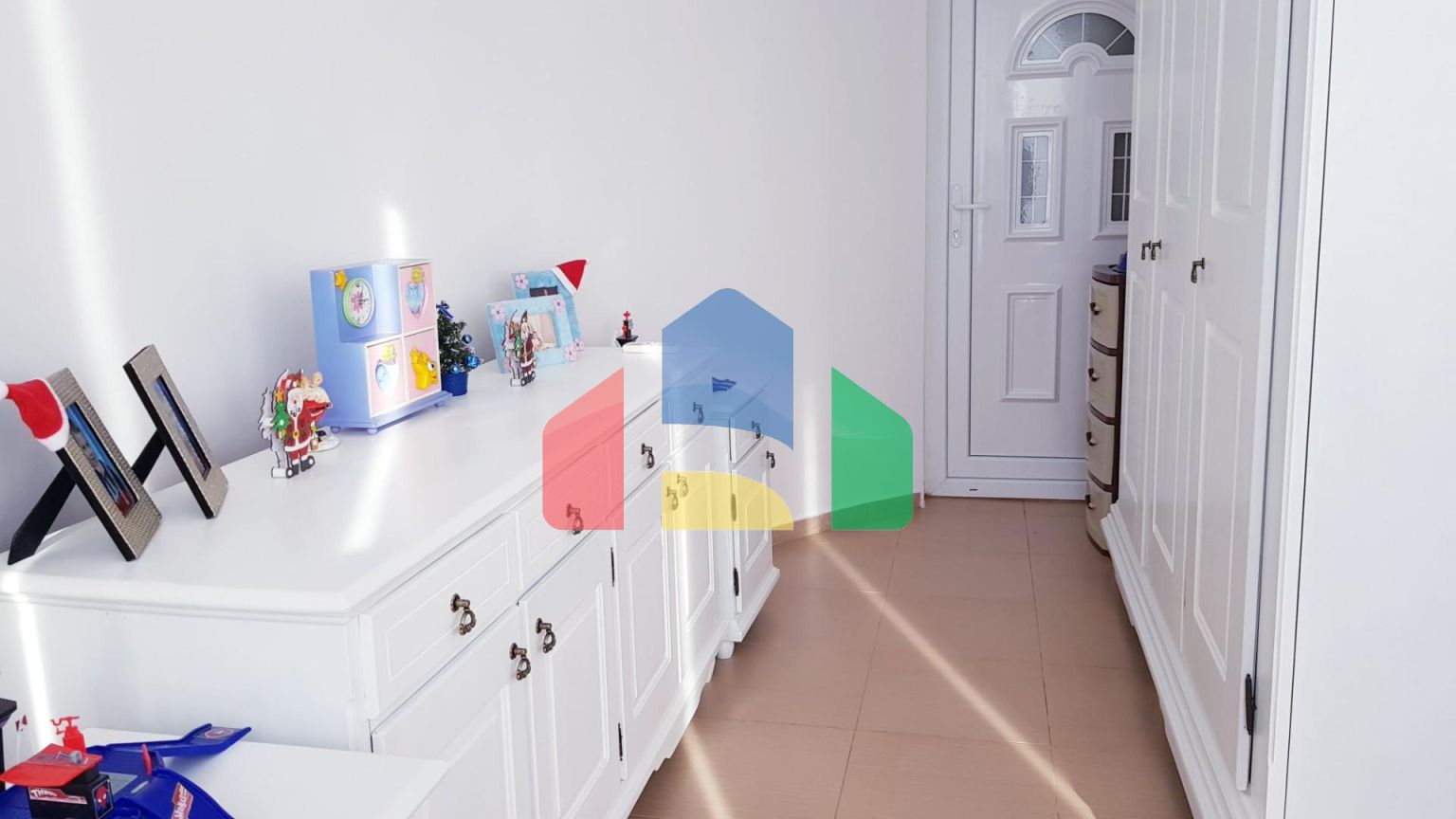 Продажа большой квартиры с 2 гаражными местами в Добрых Водах