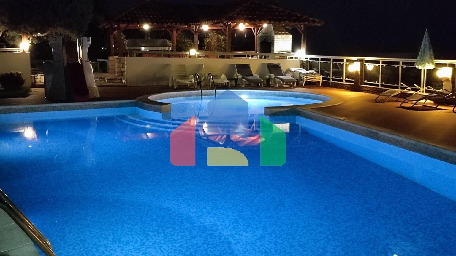 Продажа большой квартиры с 2 гаражными местами в Добрых Водах