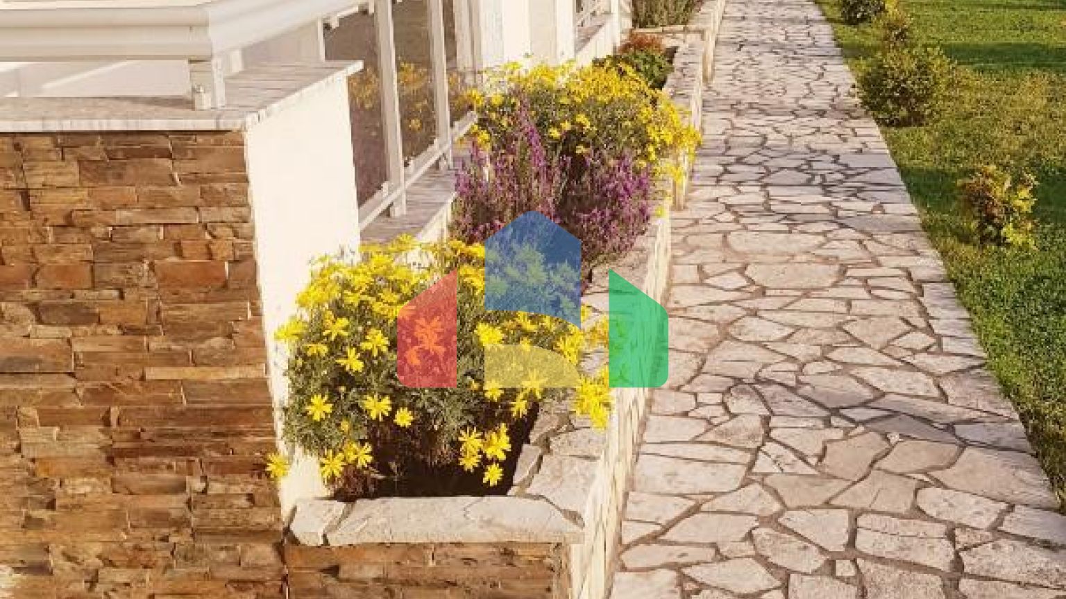 Продажа большой квартиры с 2 гаражными местами в Добрых Водах