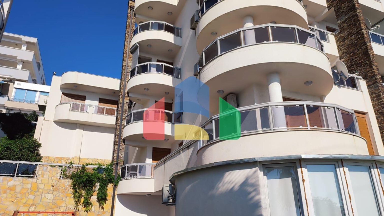 Продажа большой квартиры с 2 гаражными местами в Добрых Водах