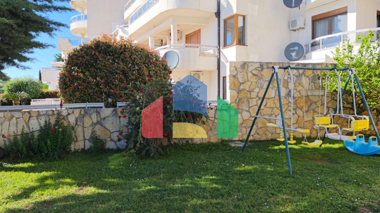 Продажа большой квартиры с 2 гаражными местами в Добрых Водах