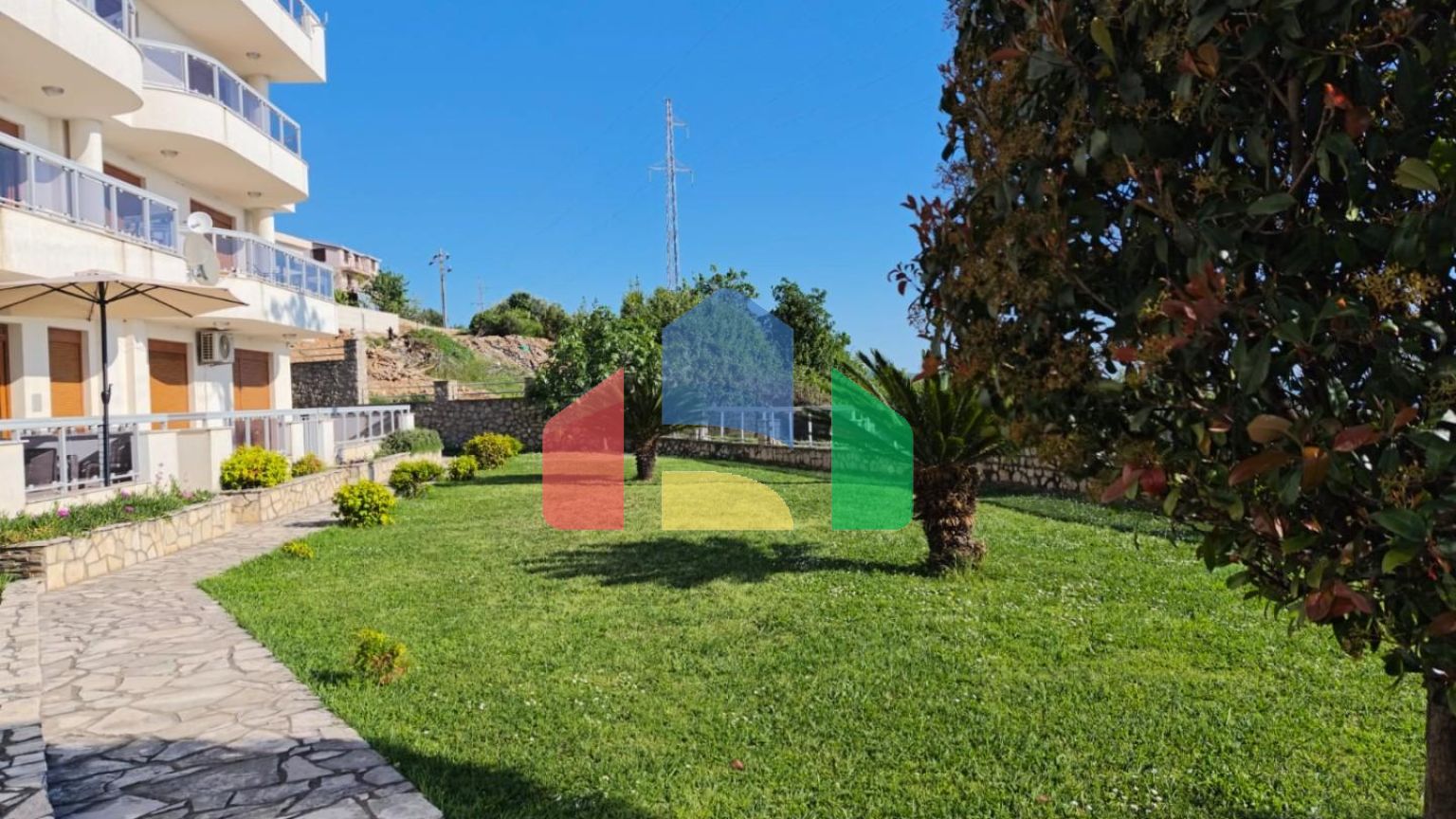 Продажа большой квартиры с 2 гаражными местами в Добрых Водах