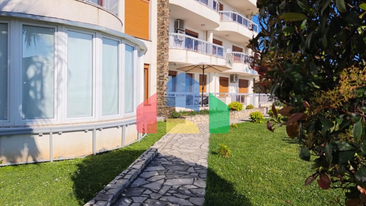 Продажа большой квартиры с 2 гаражными местами в Добрых Водах