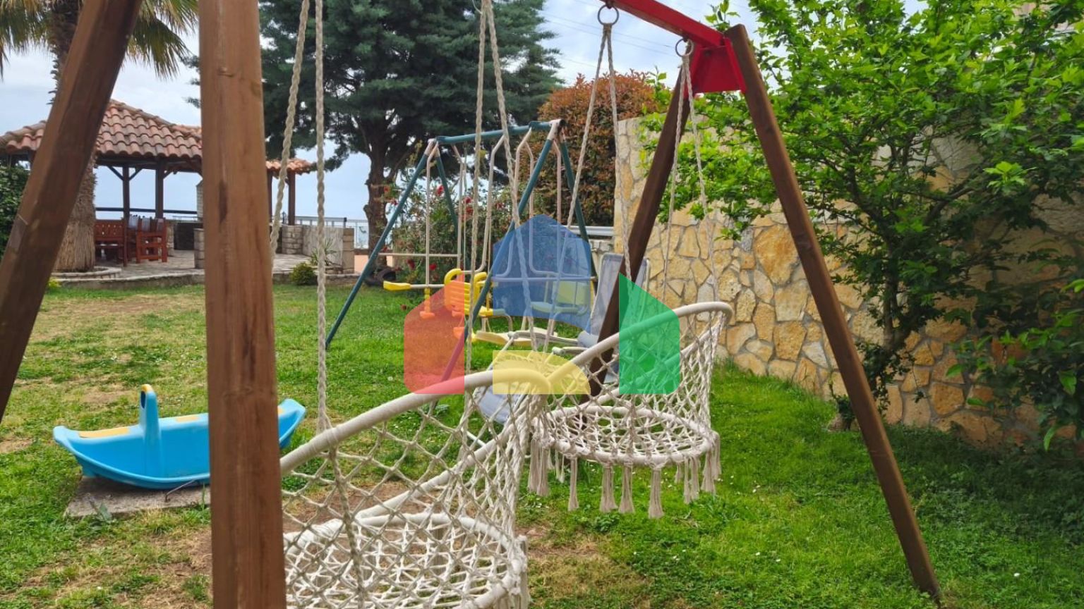 Продажа большой квартиры с 2 гаражными местами в Добрых Водах