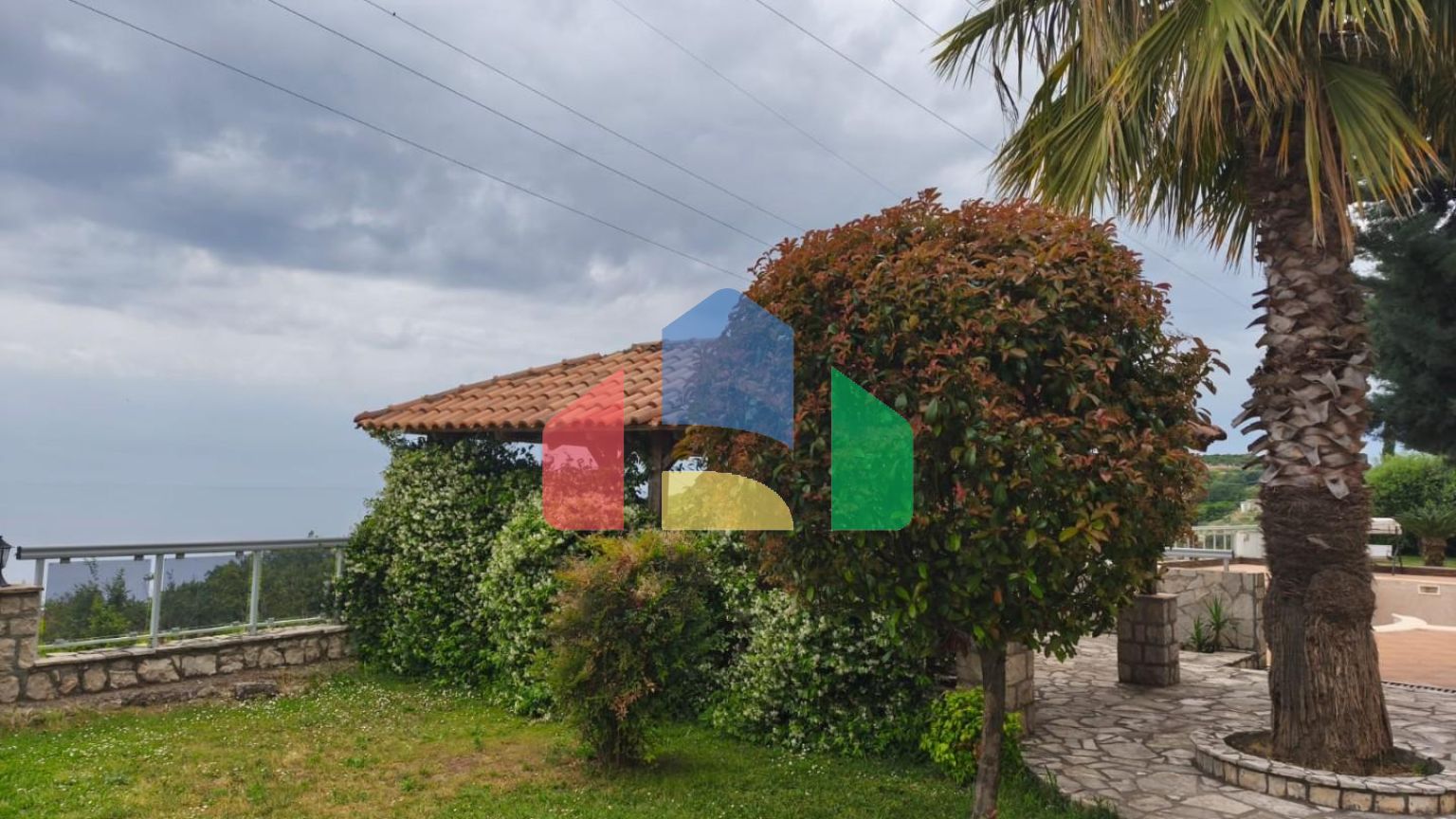 Продажа большой квартиры с 2 гаражными местами в Добрых Водах