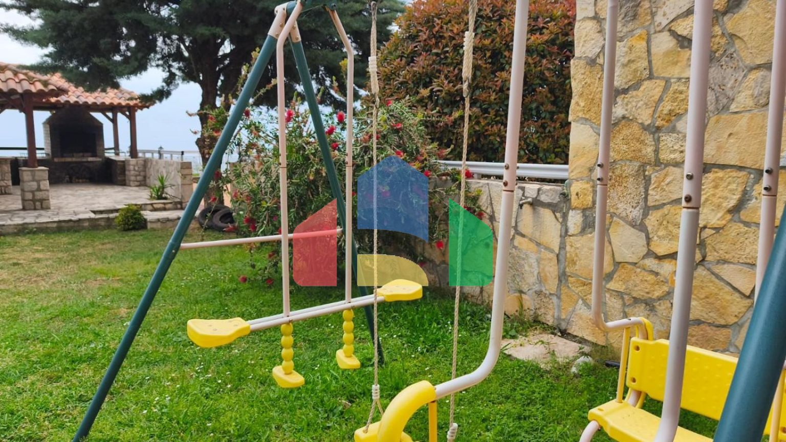 Продажа большой квартиры с 2 гаражными местами в Добрых Водах