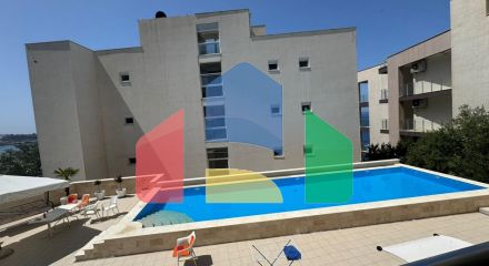 Продаётся квартира с 2 спальнями у моря Добра Вода  в доме с бассейном