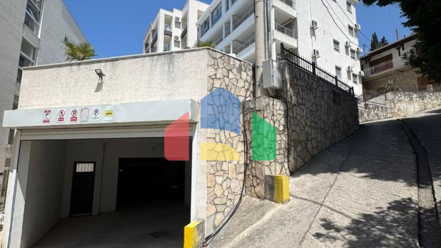 Продаётся квартира с 2 спальнями у моря Добра Вода  в доме с бассейном