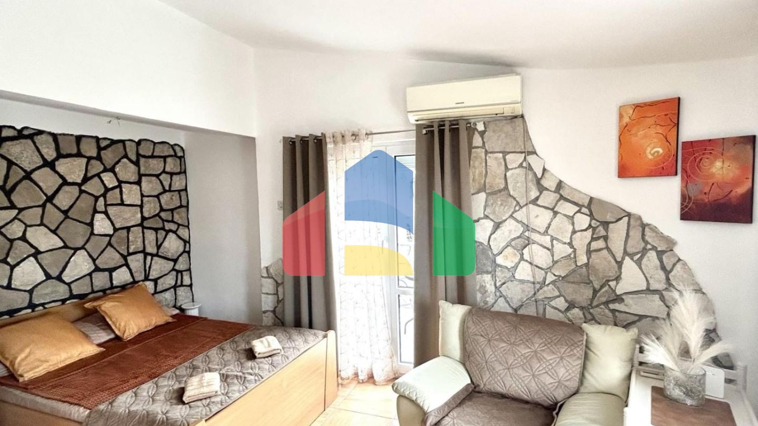 Мини отель в Добры Воды на отличной локации не далеко от пляжа с видом на море.