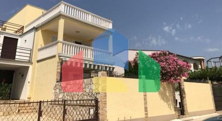 Вилла в Добры воды с панорамным видом на море и бассейном, недалеко от пляжа.