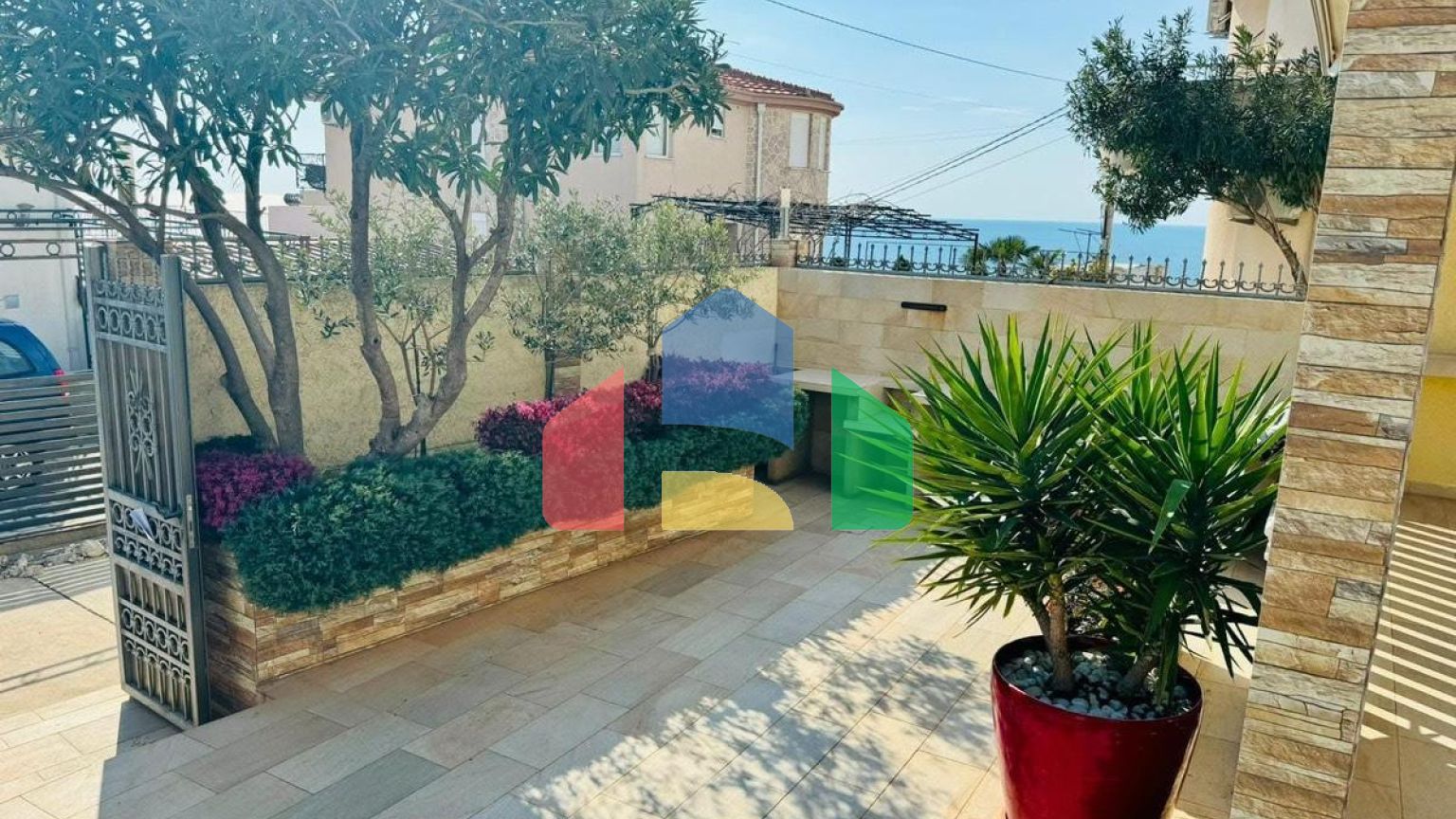 Вилла в Добры воды с панорамным видом на море и бассейном, недалеко от пляжа.