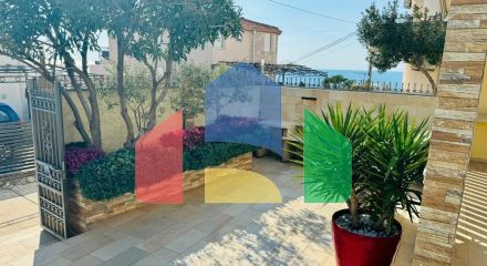 Вилла в Добры воды с панорамным видом на море и бассейном, недалеко от пляжа.