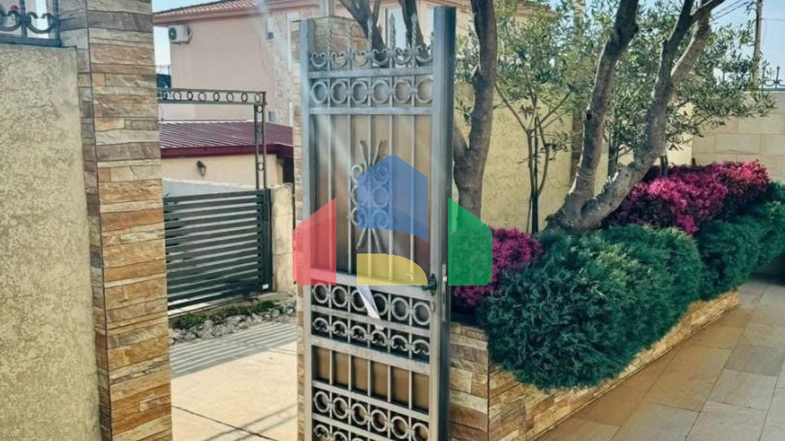 Вилла в Добры воды с панорамным видом на море и бассейном, недалеко от пляжа.