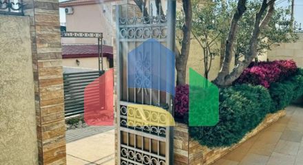 Вилла в Добры воды с панорамным видом на море и бассейном, недалеко от пляжа.