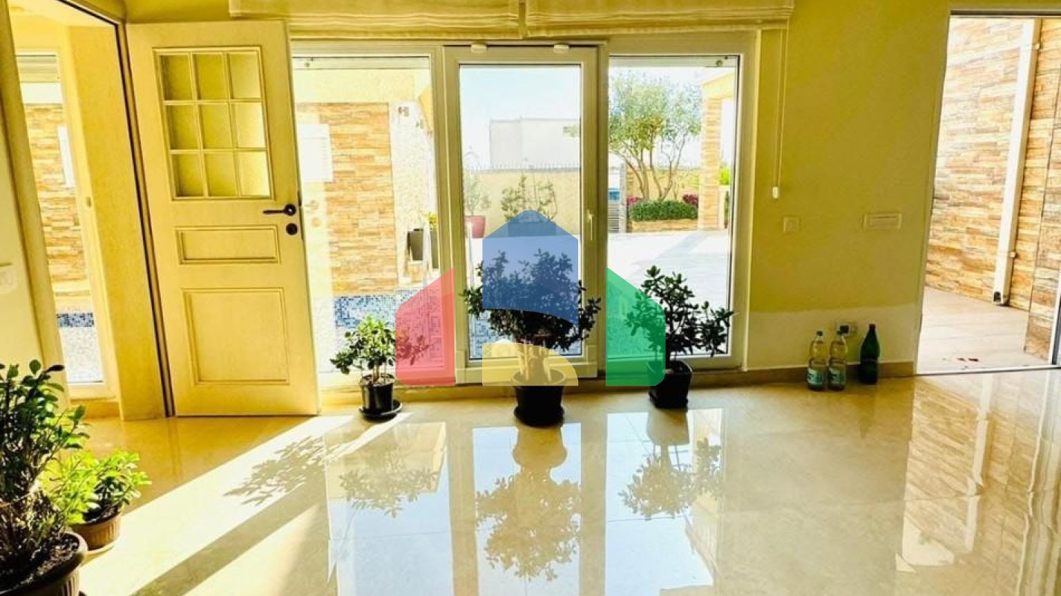 Вилла в Добры воды с панорамным видом на море и бассейном, недалеко от пляжа.