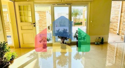 Вилла в Добры воды с панорамным видом на море и бассейном, недалеко от пляжа.